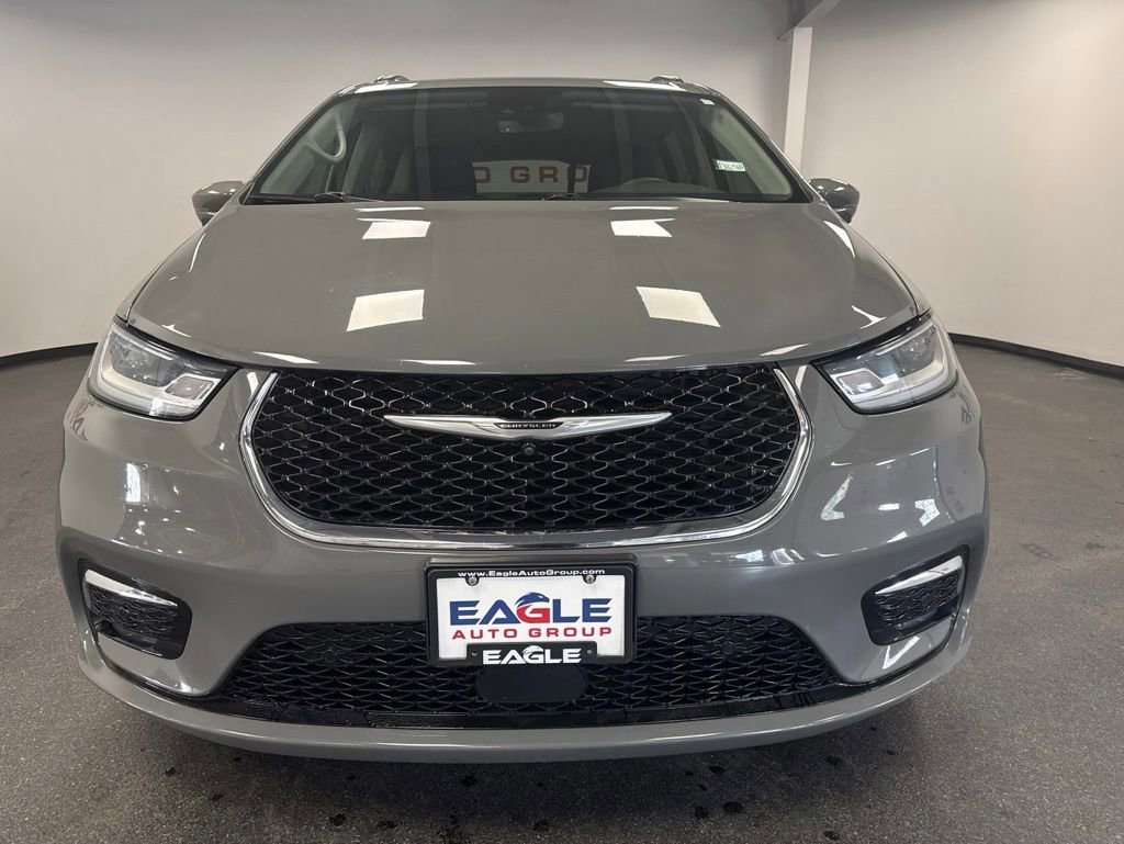 Used 2022 Chrysler Pacifica Touring-L w/ Uconnect Theater Family Group FWD image 4