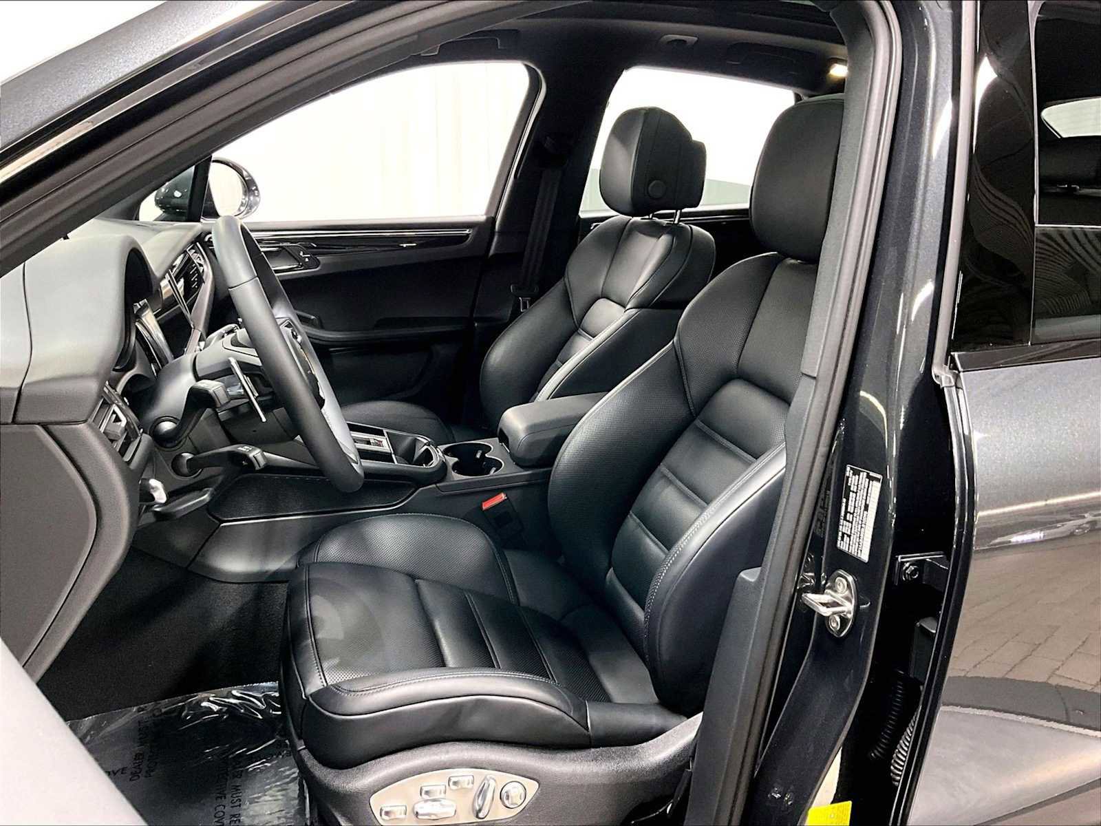 Used 2025 Porsche Macan image 8