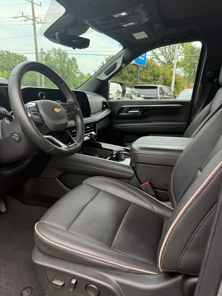 Used 2025 Chevrolet Suburban Premier AWD/4WD image 10