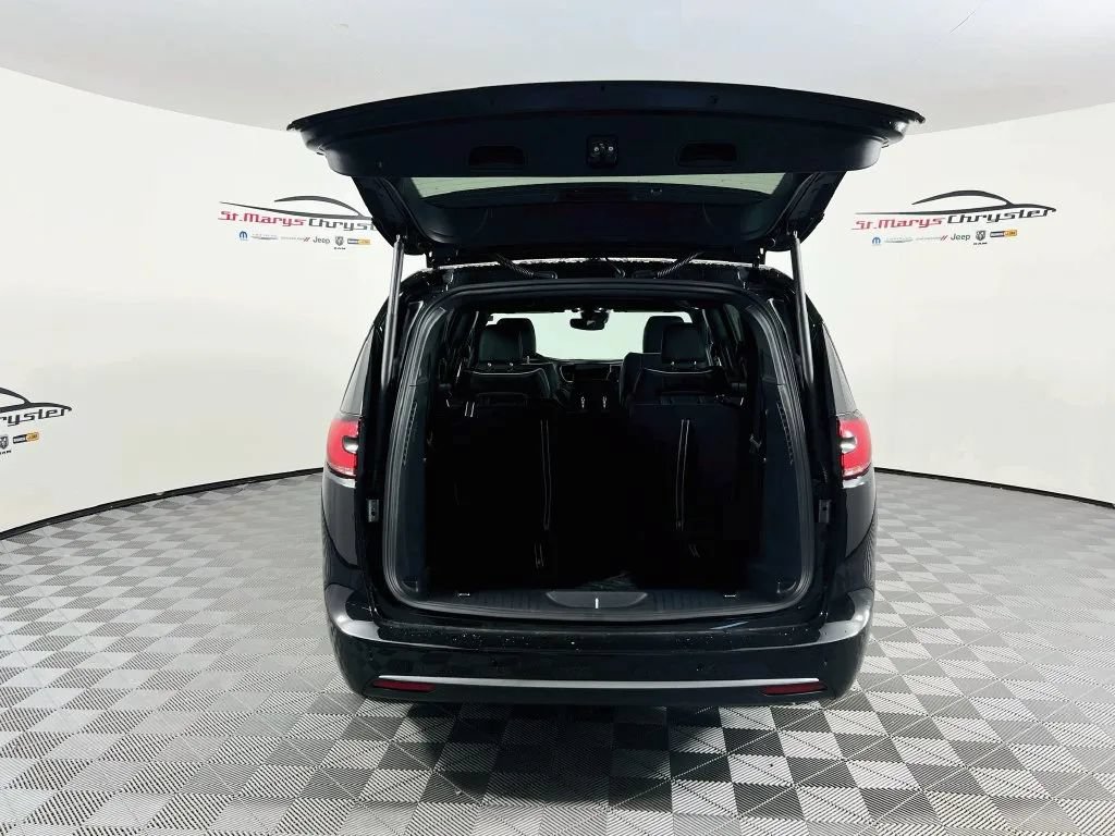 New 2027 Chrysler Pacifica Limited FWD image 28