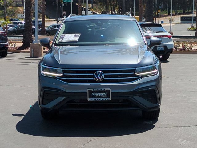 Used 2022 Volkswagen Tiguan SE w/ Panoramic Sunroof Package FWD image 2