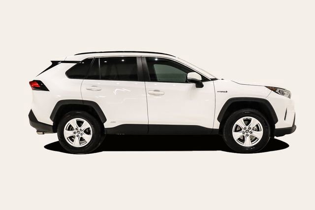Used 2021 Toyota RAV4 XLE w/ XLE Grade Weather Package image 4