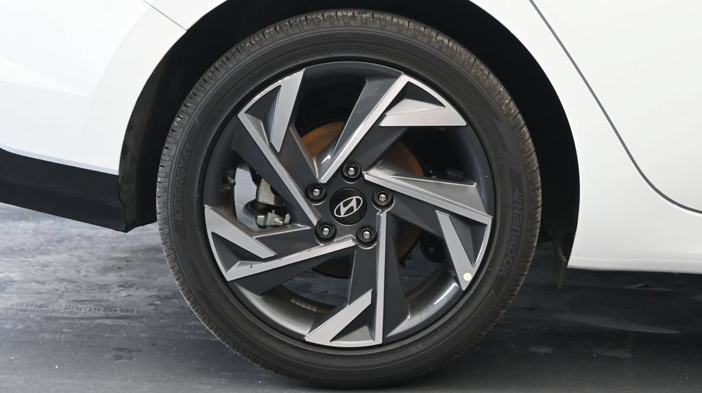 Used 2025 Hyundai Elantra SEL FWD image 9