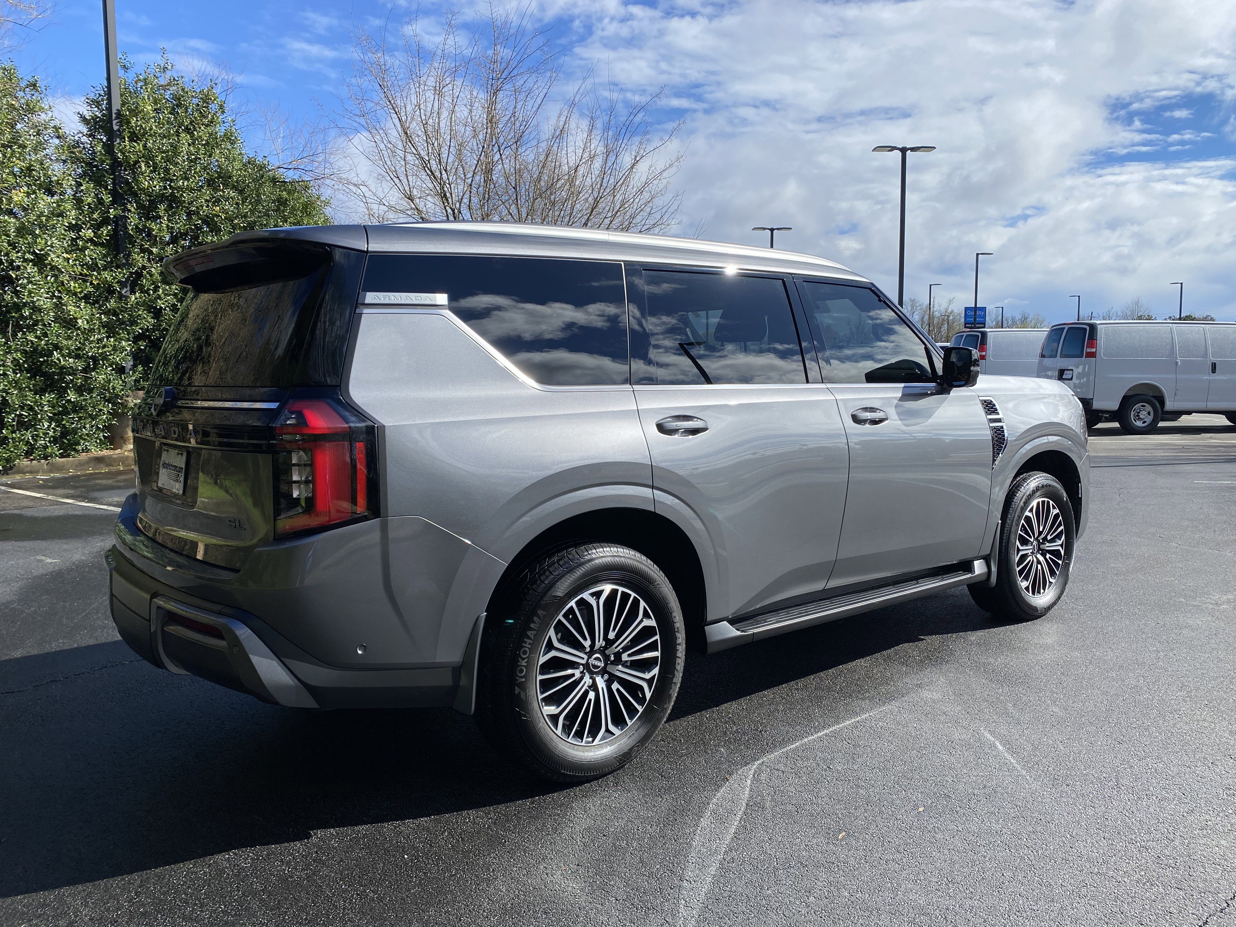 Used 2025 Nissan Armada SL image 9