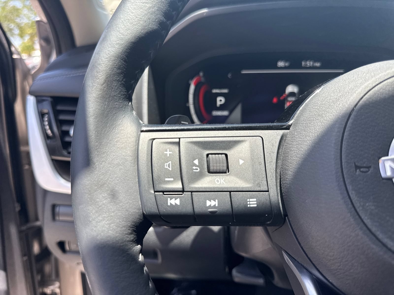 Certified 2024 Nissan Rogue Platinum FWD image 25