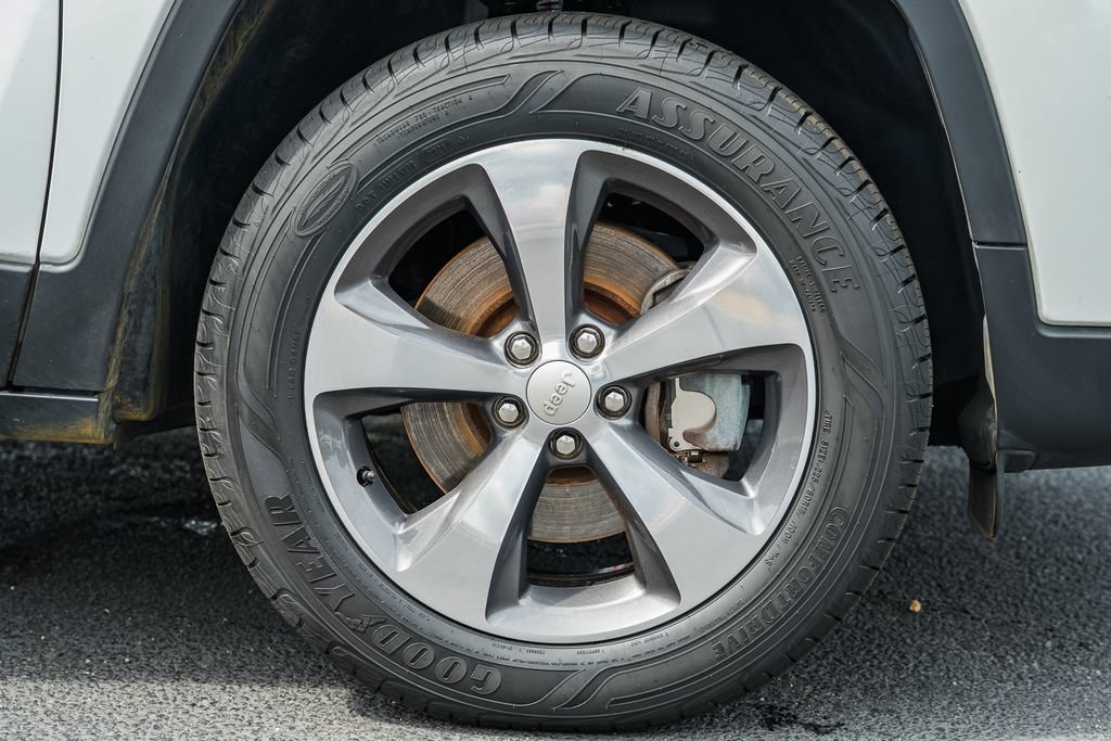 Used 2019 Jeep Cherokee Limited AWD/4WD image 18