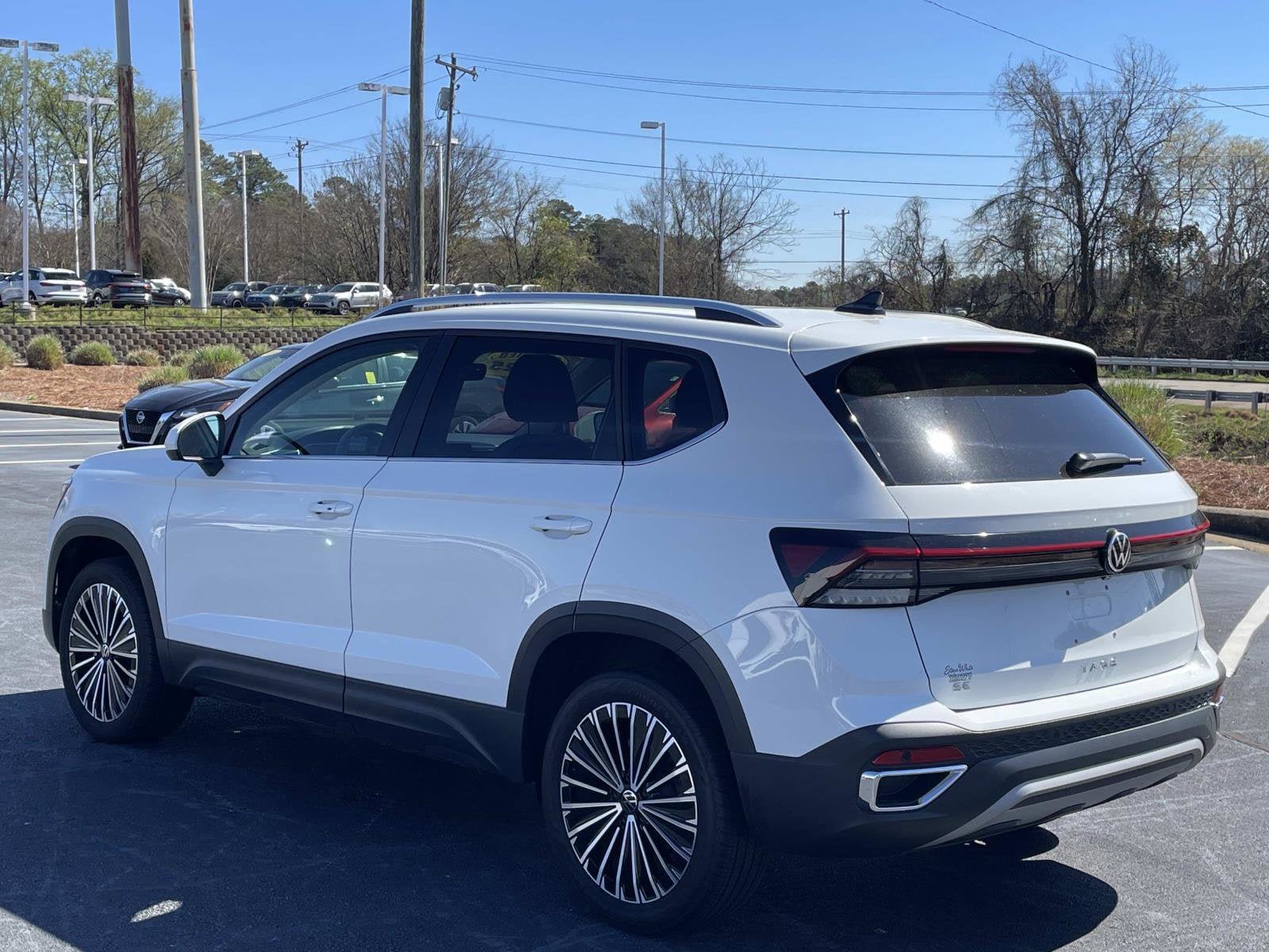 Certified 2025 Volkswagen Taos SE w/ Panoramic Sunroof Package FWD image 5