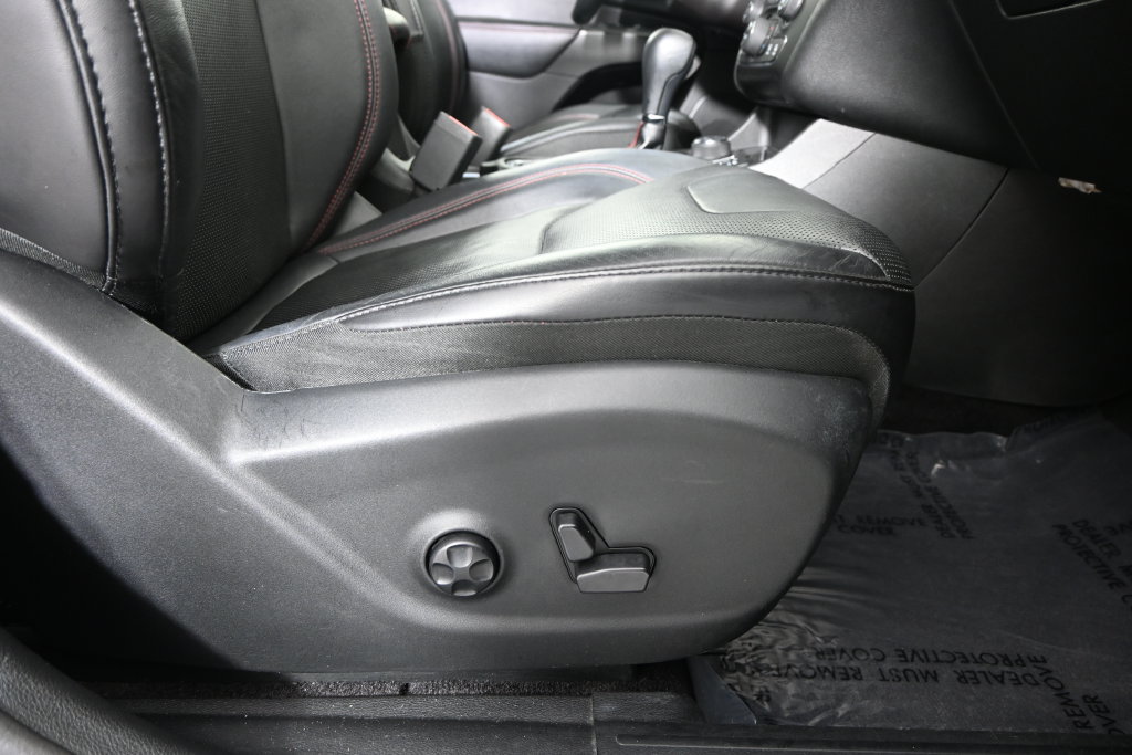 Used 2019 Jeep Cherokee Trailhawk AWD/4WD image 14