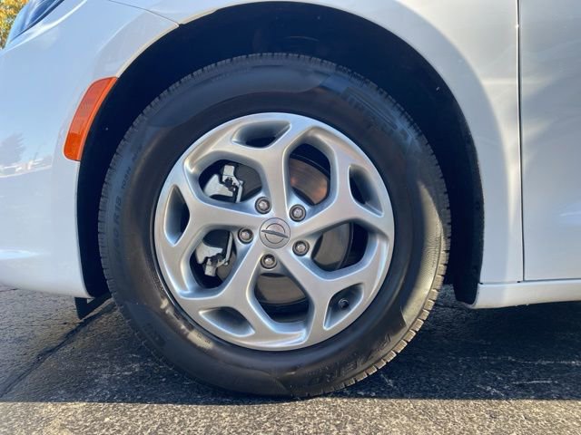 Used 2024 Chrysler Pacifica Limited image 18