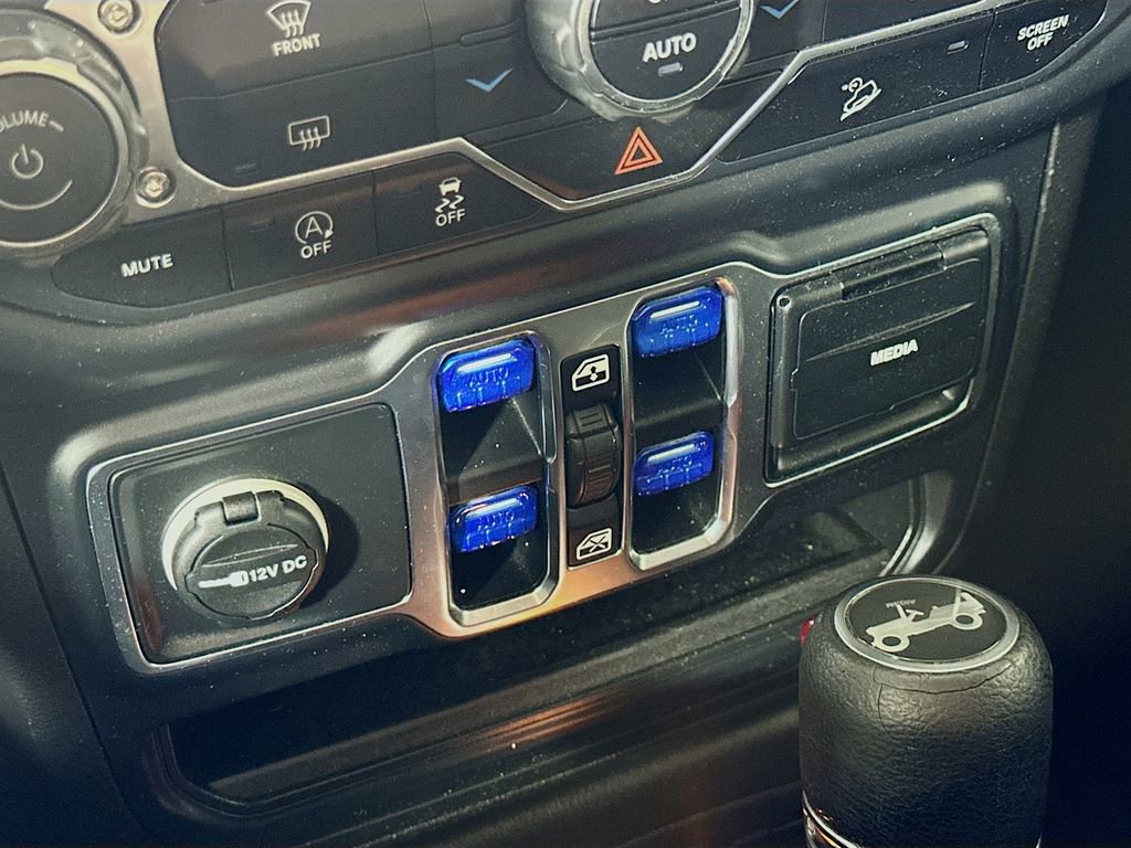 Used 2018 Jeep Wrangler Unlimited Sahara AWD/4WD image 31