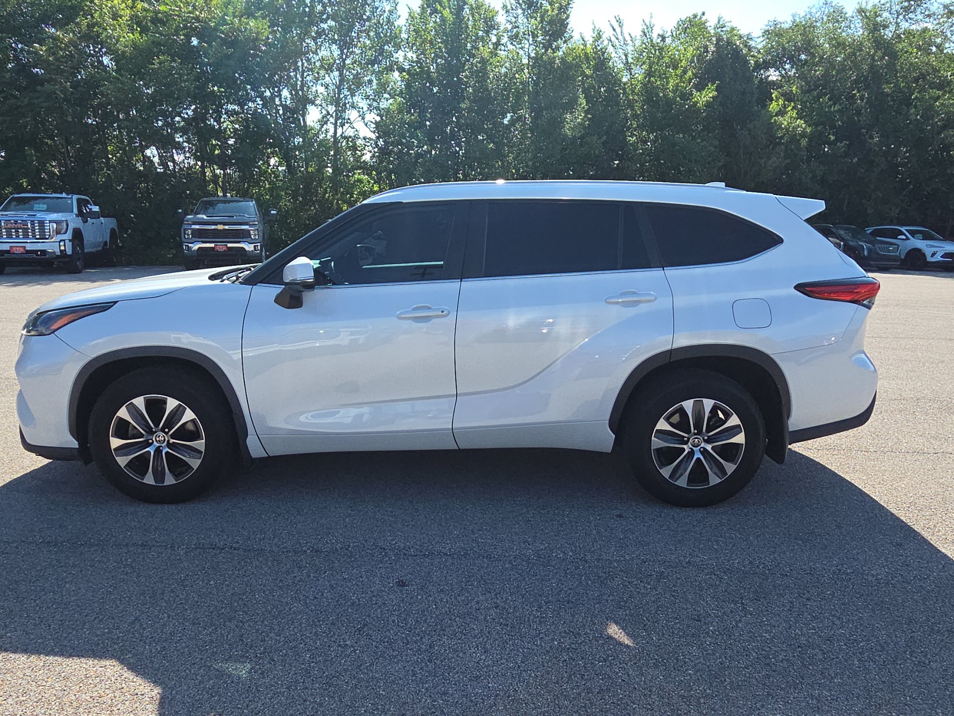 Used 2023 Toyota Highlander XLE AWD/4WD image 5