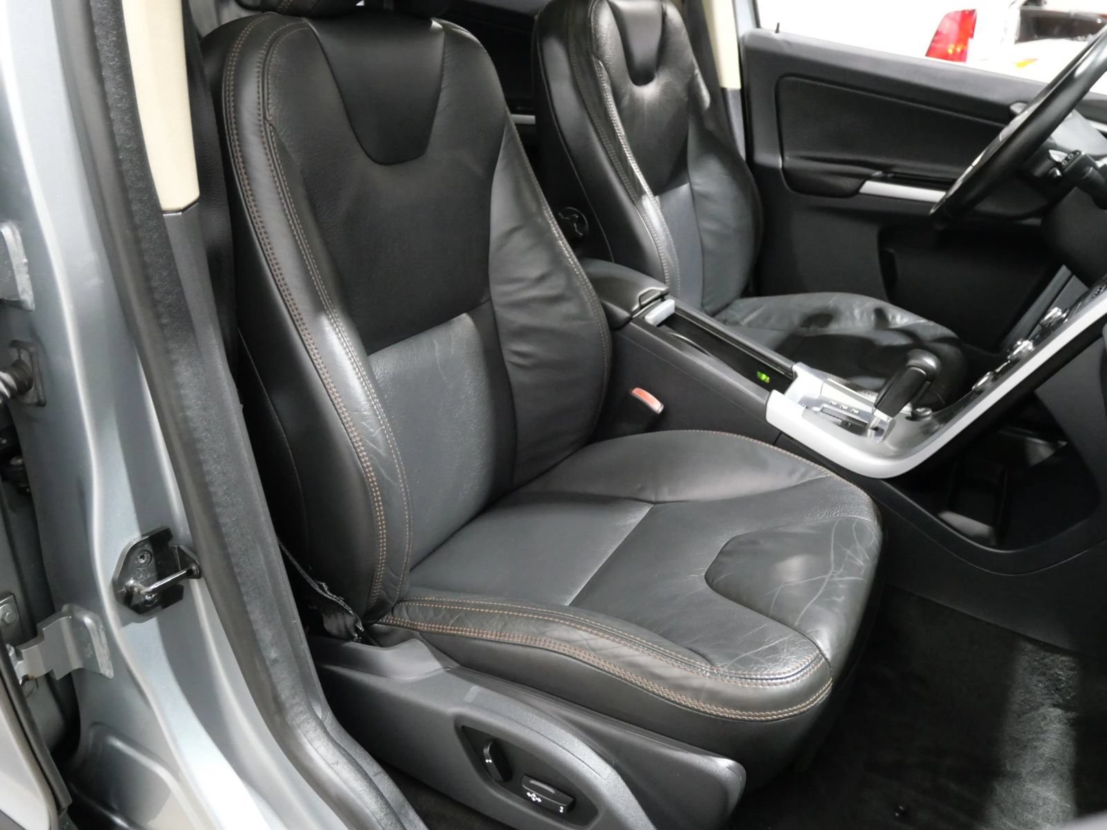 Used 2010 Volvo XC60 T6 AWD/4WD image 14