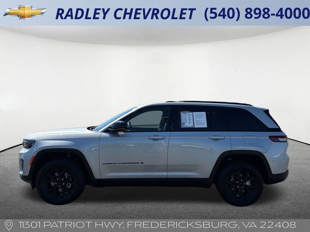Used 2024 Jeep Grand Cherokee Altitude AWD/4WD image 17