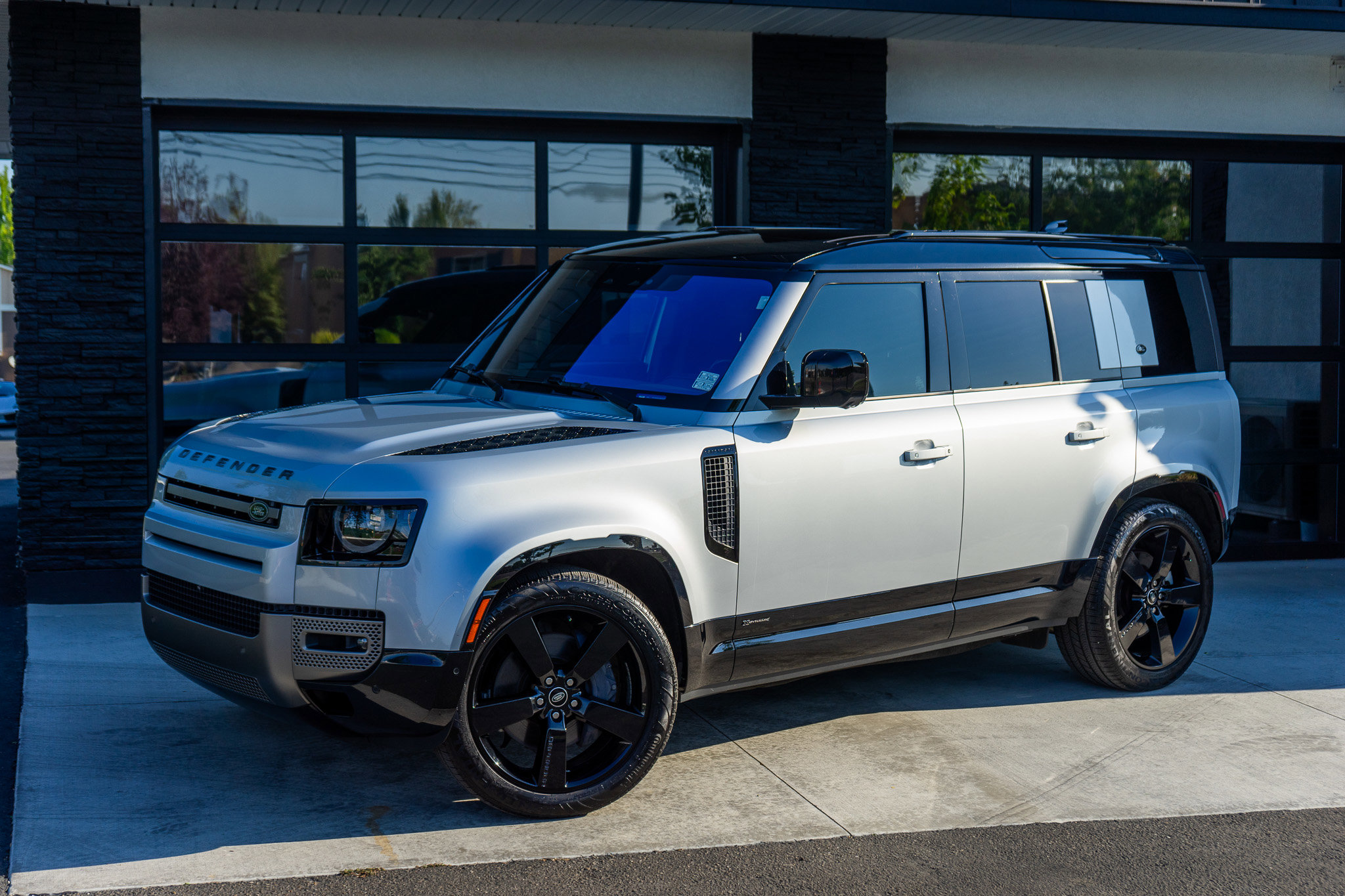 Used 2021 Land Rover Defender 110 X-Dynamic HSE image 2