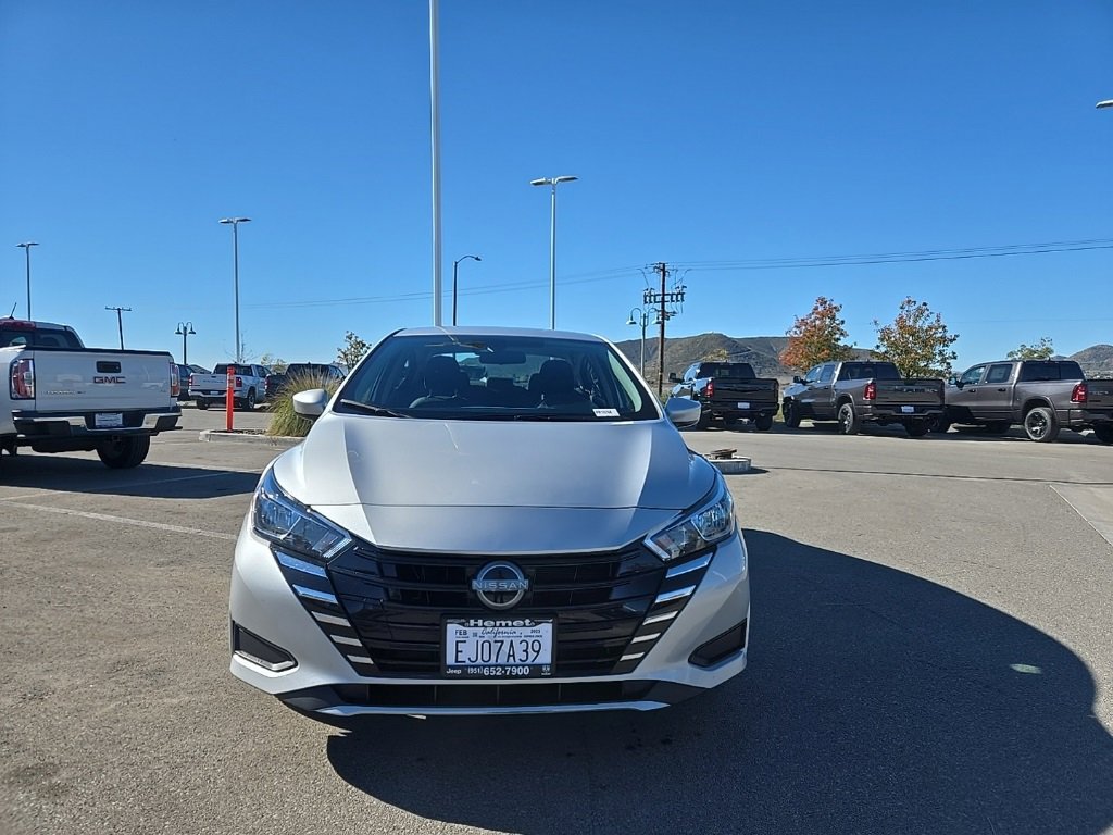 Used 2023 Nissan Versa SV image 3