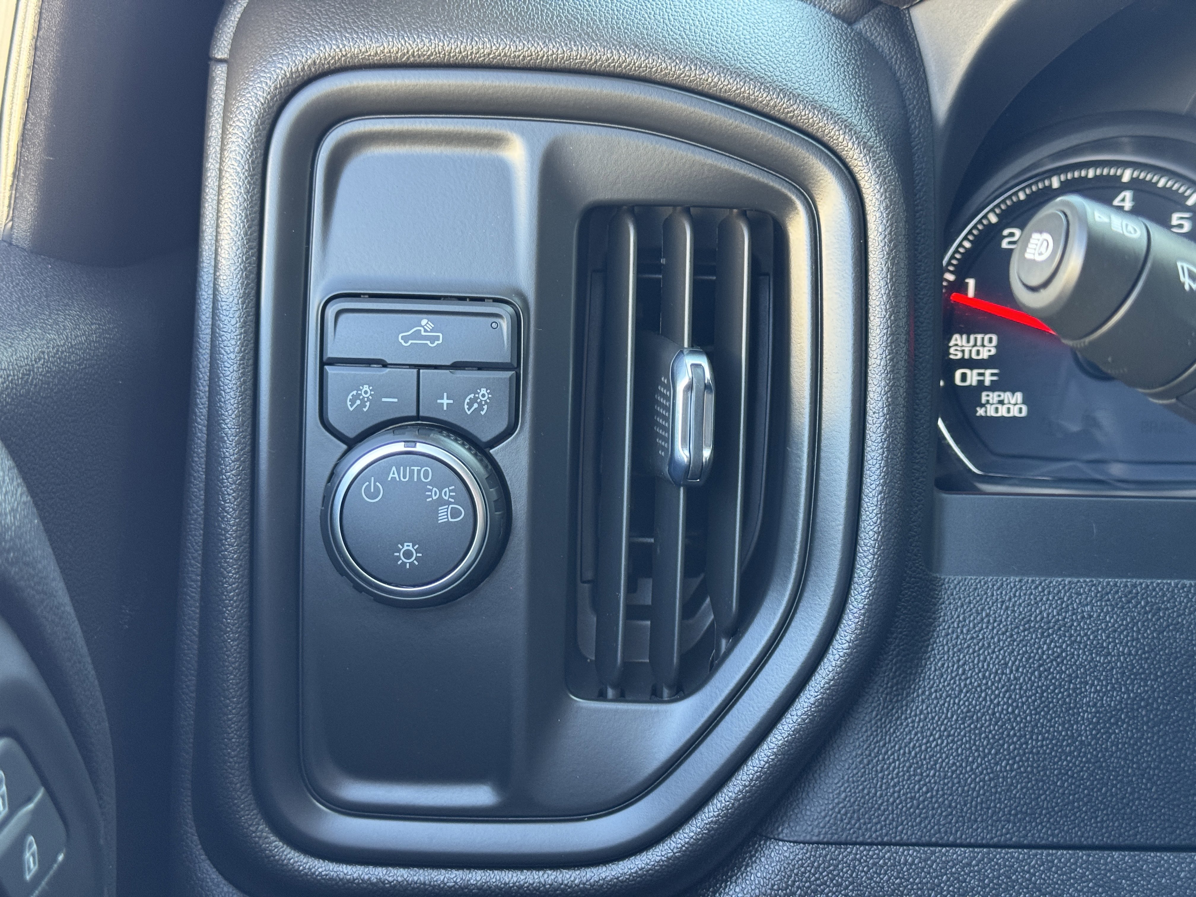 Used 2023 Chevrolet Silverado 1500 Custom image 31