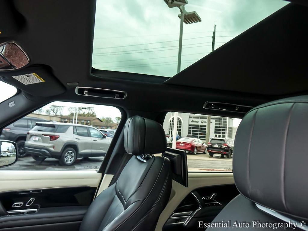 Used 2023 Land Rover Range Rover Long Wheelbase SE image 11