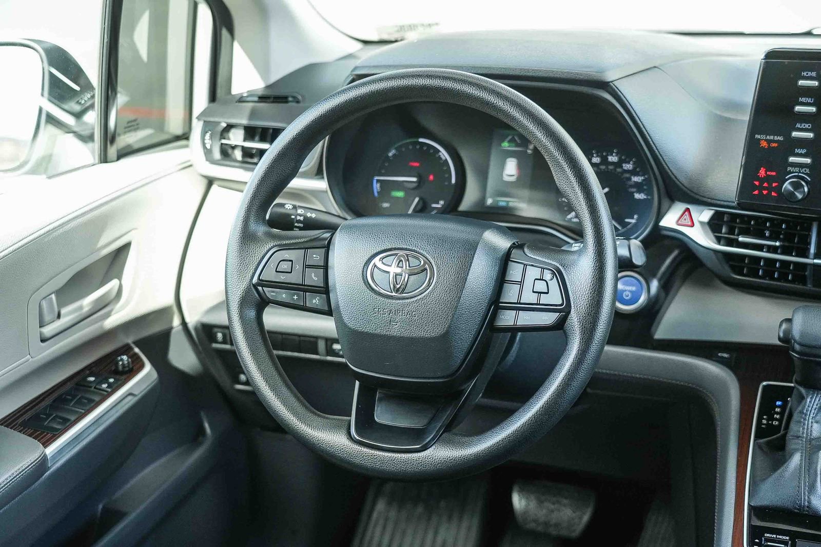 Used 2023 Toyota Sienna LE image 18