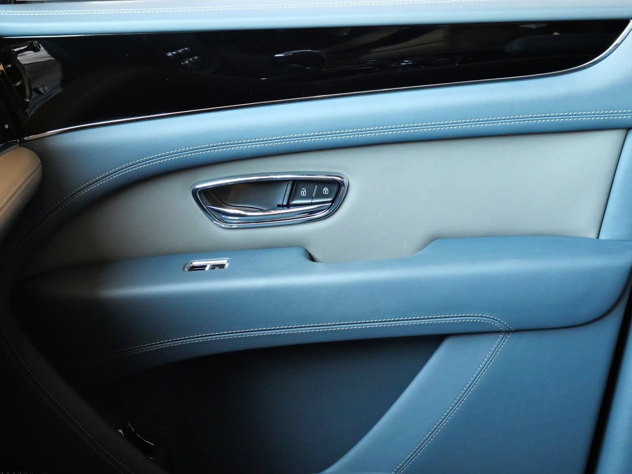 Used 2022 Bentley Bentayga AWD/4WD image 15