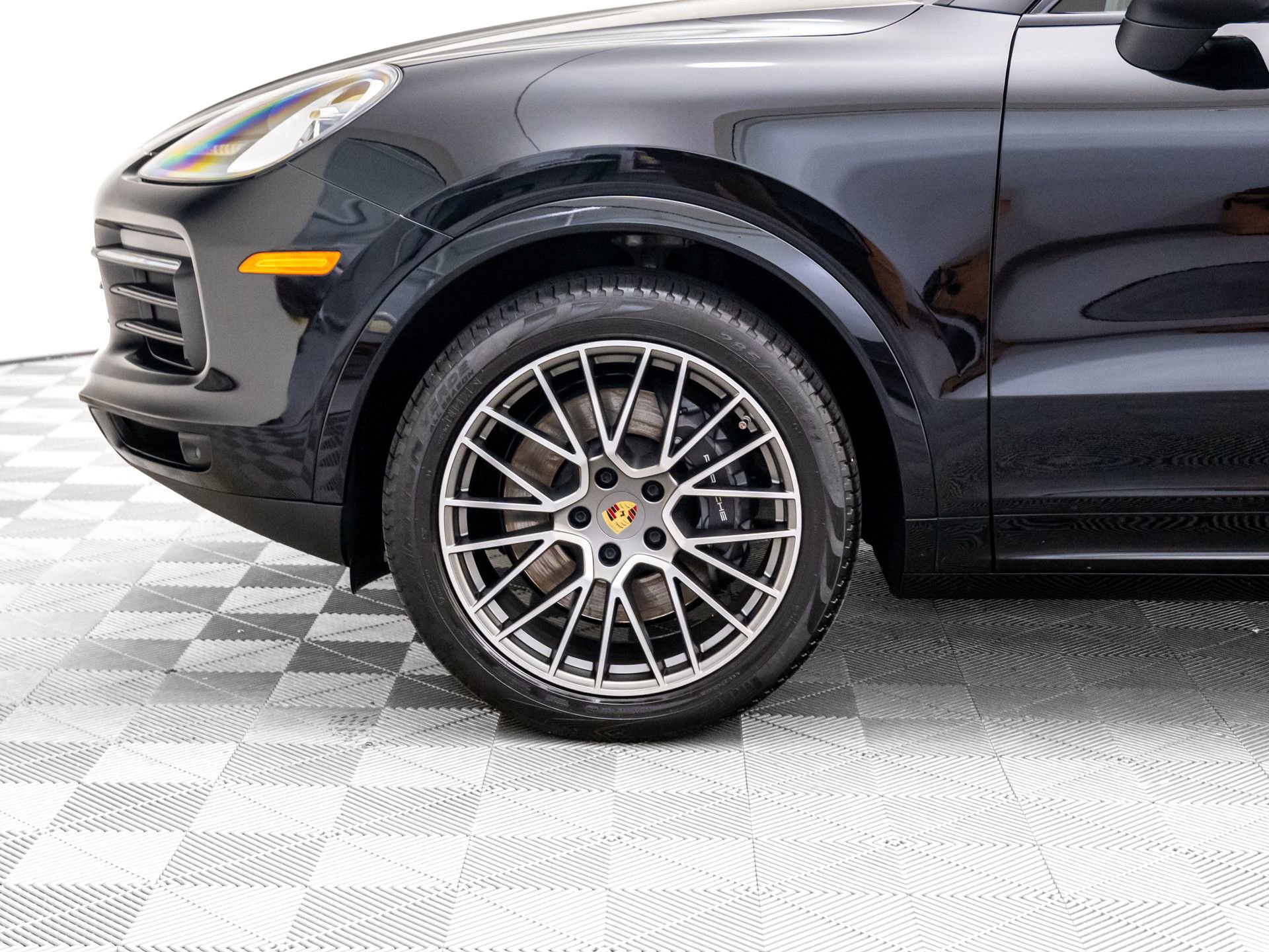 Certified 2023 Porsche Cayenne Platinum Edition image 32