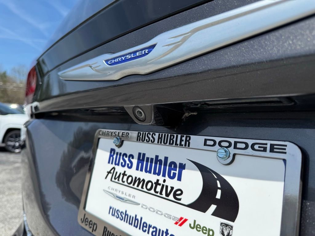 Used 2020 Chrysler Pacifica Touring-L w/ Tire & Wheel Group image 5