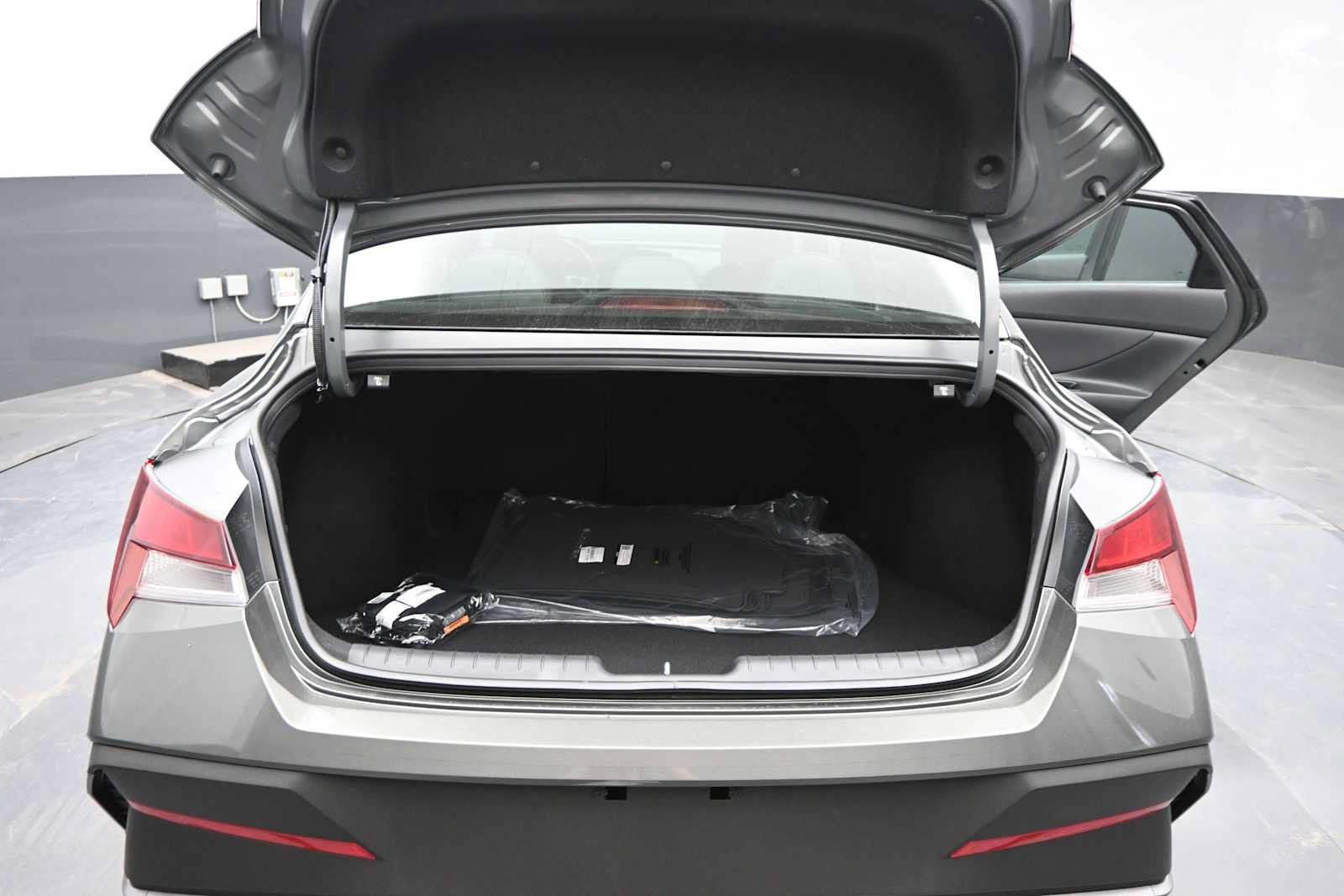 New 2026 Hyundai Elantra SEL Sport FWD image 13