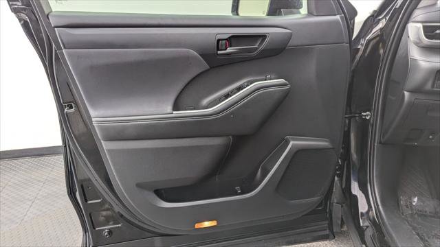 Used 2021 Toyota Highlander L image 13
