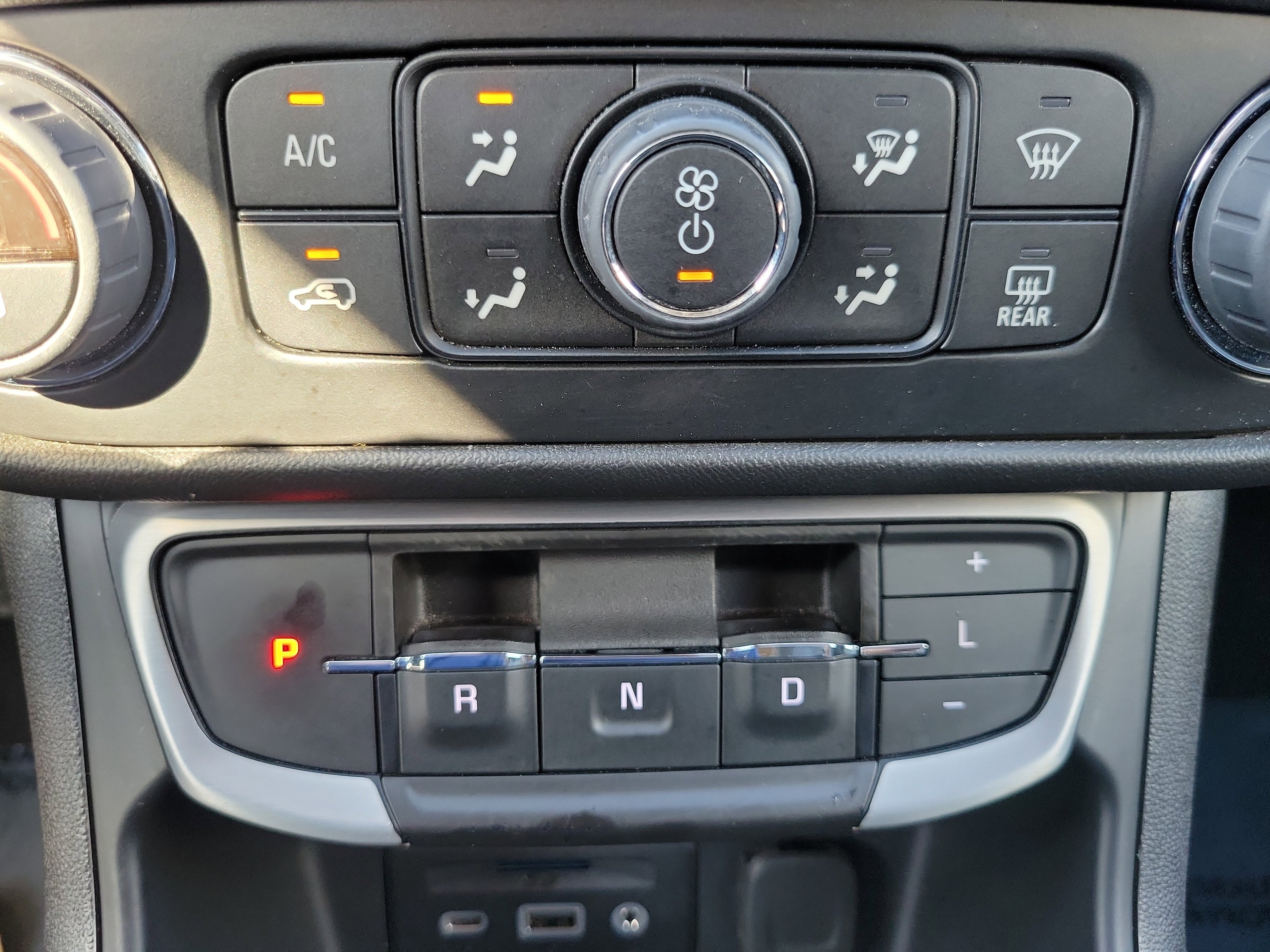 Used 2023 GMC Terrain SLT image 23