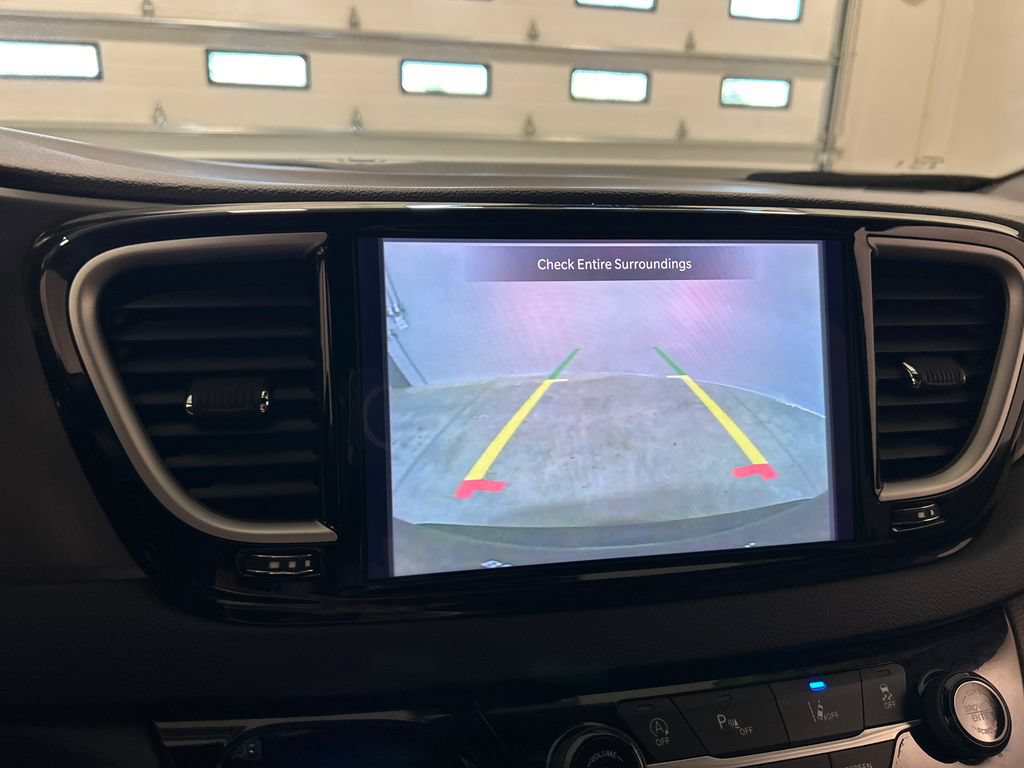Used 2025 Chrysler Pacifica Select FWD image 23