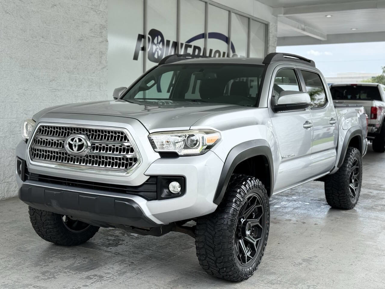 Used 2017 Toyota Tacoma TRD Off-Road w/ Tow Package (A/T) image 2