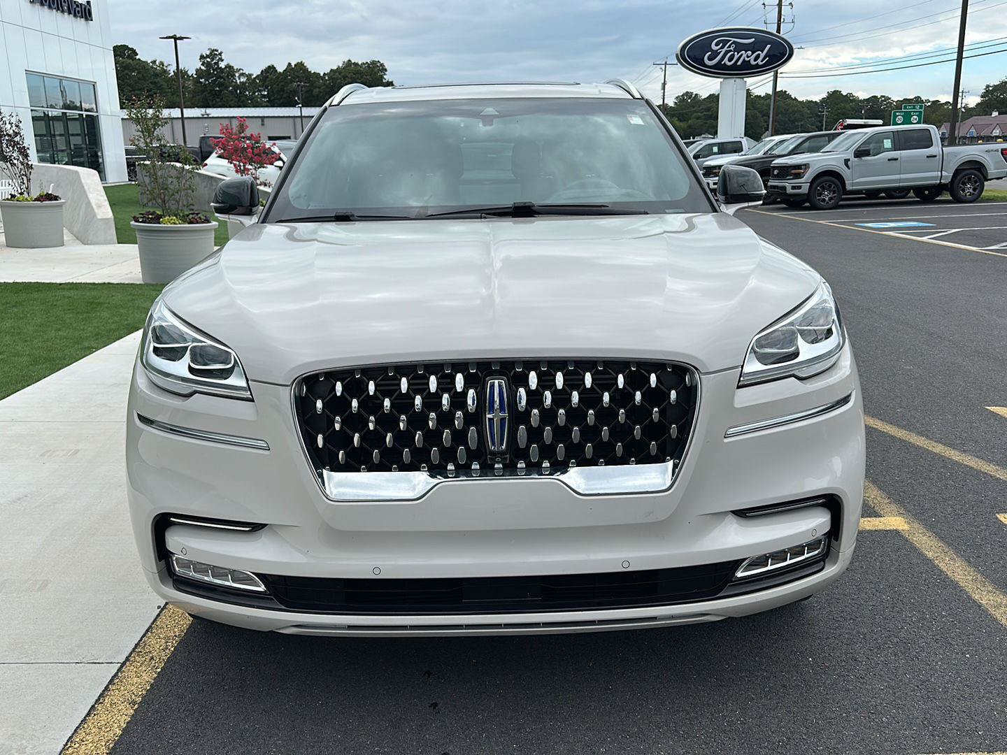 Used 2023 Lincoln Aviator Grand Touring w/ Equipment Group 301A AWD/4WD video 2