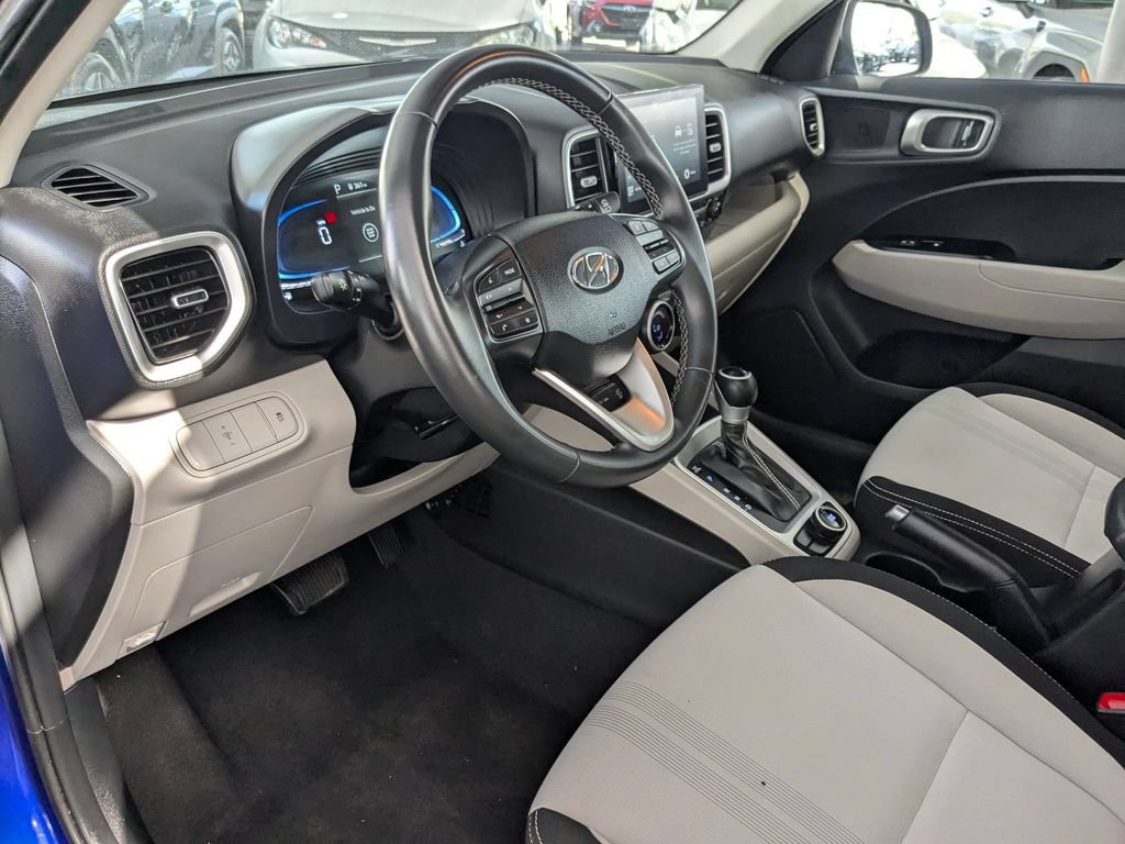 Used 2025 Hyundai Venue SEL FWD image 13
