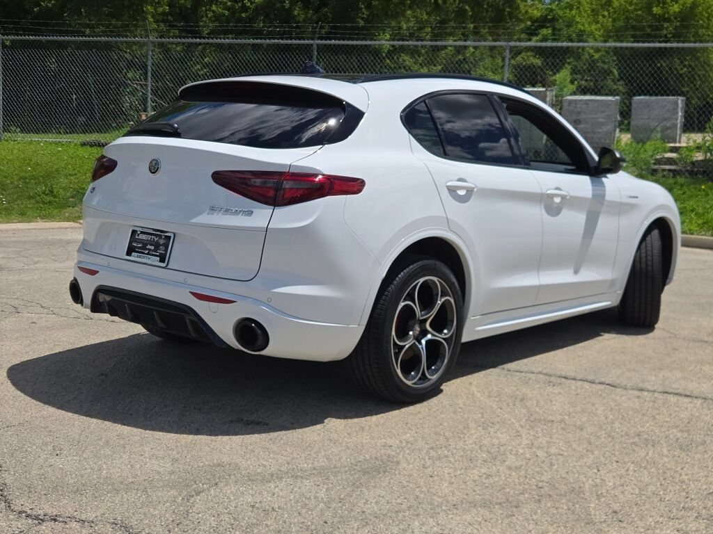 Used 2022 Alfa Romeo Stelvio Veloce AWD/4WD image 12