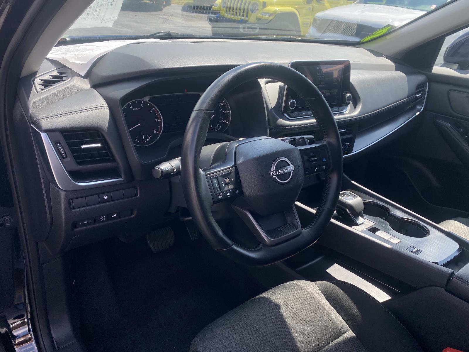 Used 2025 Nissan Rogue SV FWD image 25
