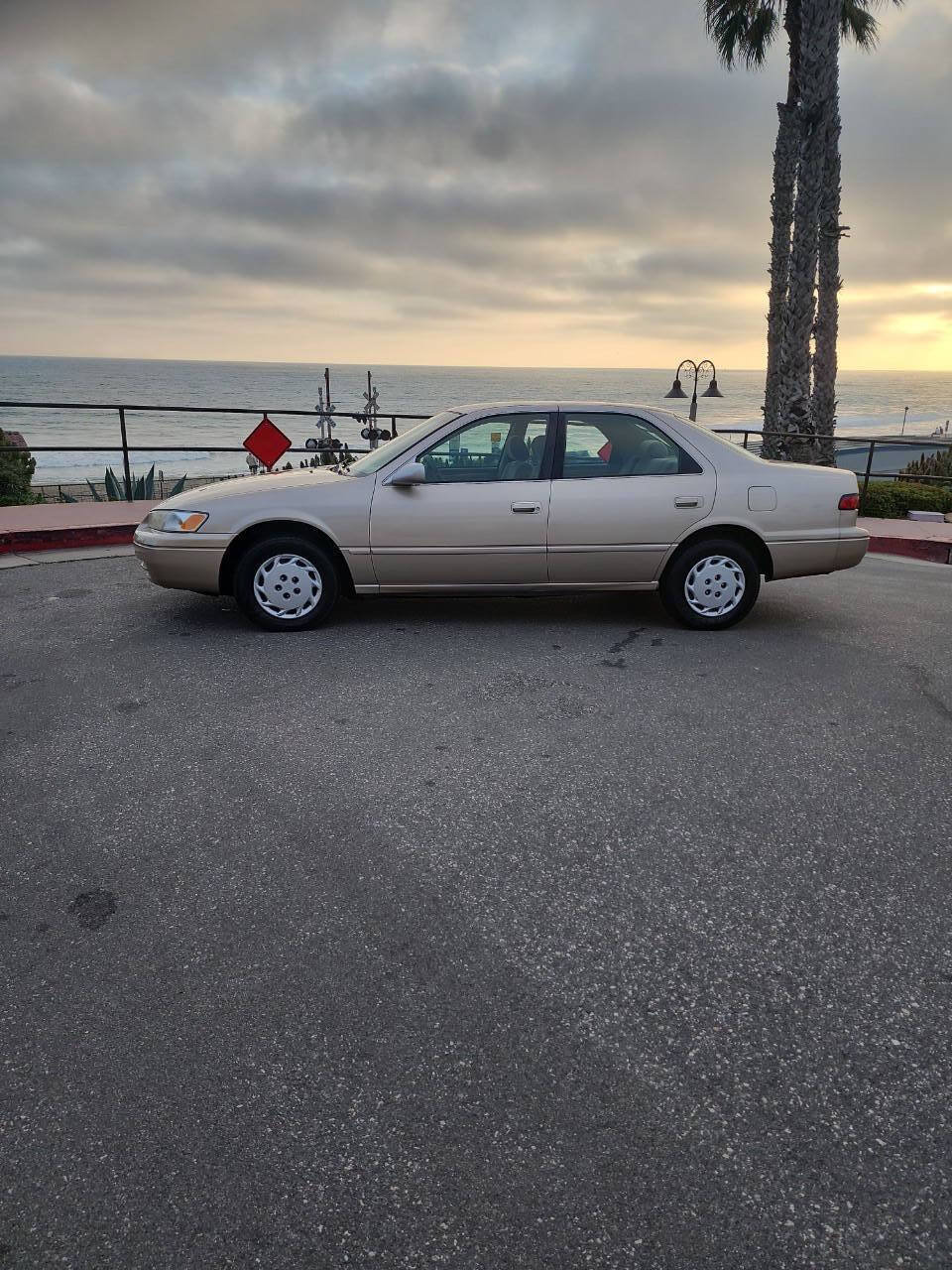 Used 1998 Toyota Camry XLE FWD image 1