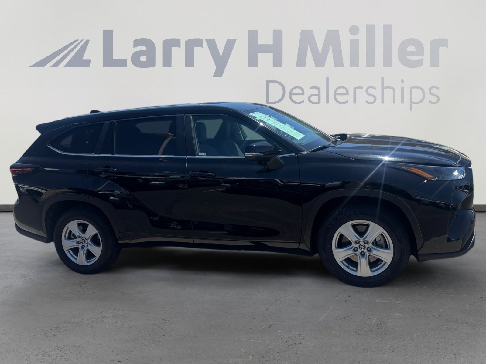 Used 2025 Toyota Highlander LE FWD image 6