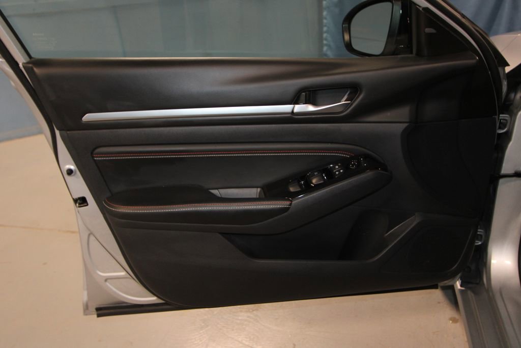 Used 2023 Nissan Altima 2.5 SR w/ SR Premium Package image 5