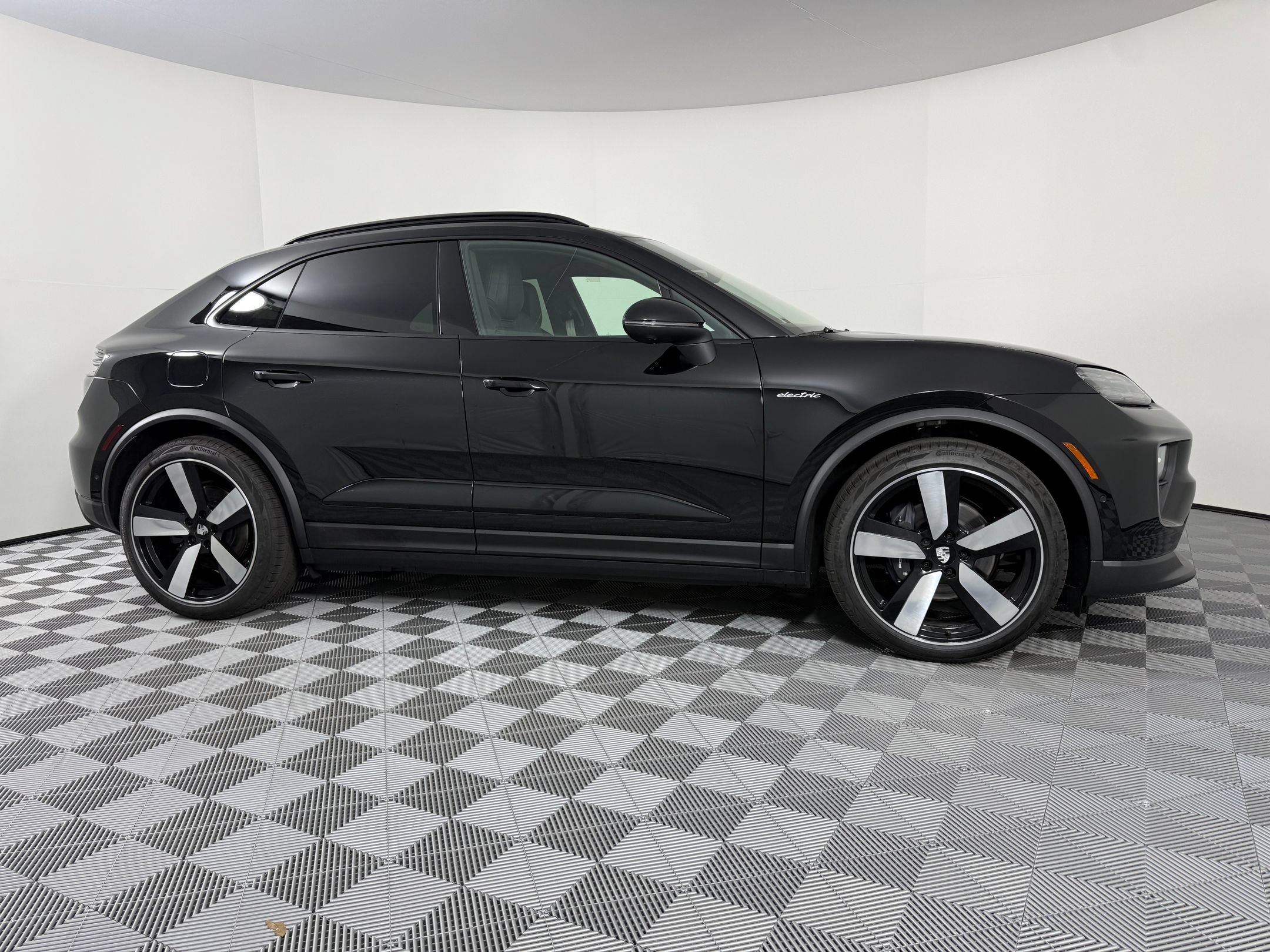 Certified 2026 Porsche Macan Electric RWD image 8