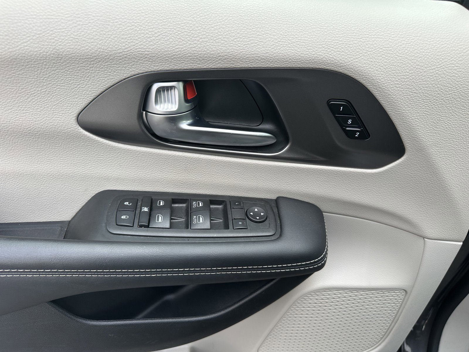 Used 2023 Chrysler Pacifica Touring-L FWD image 10