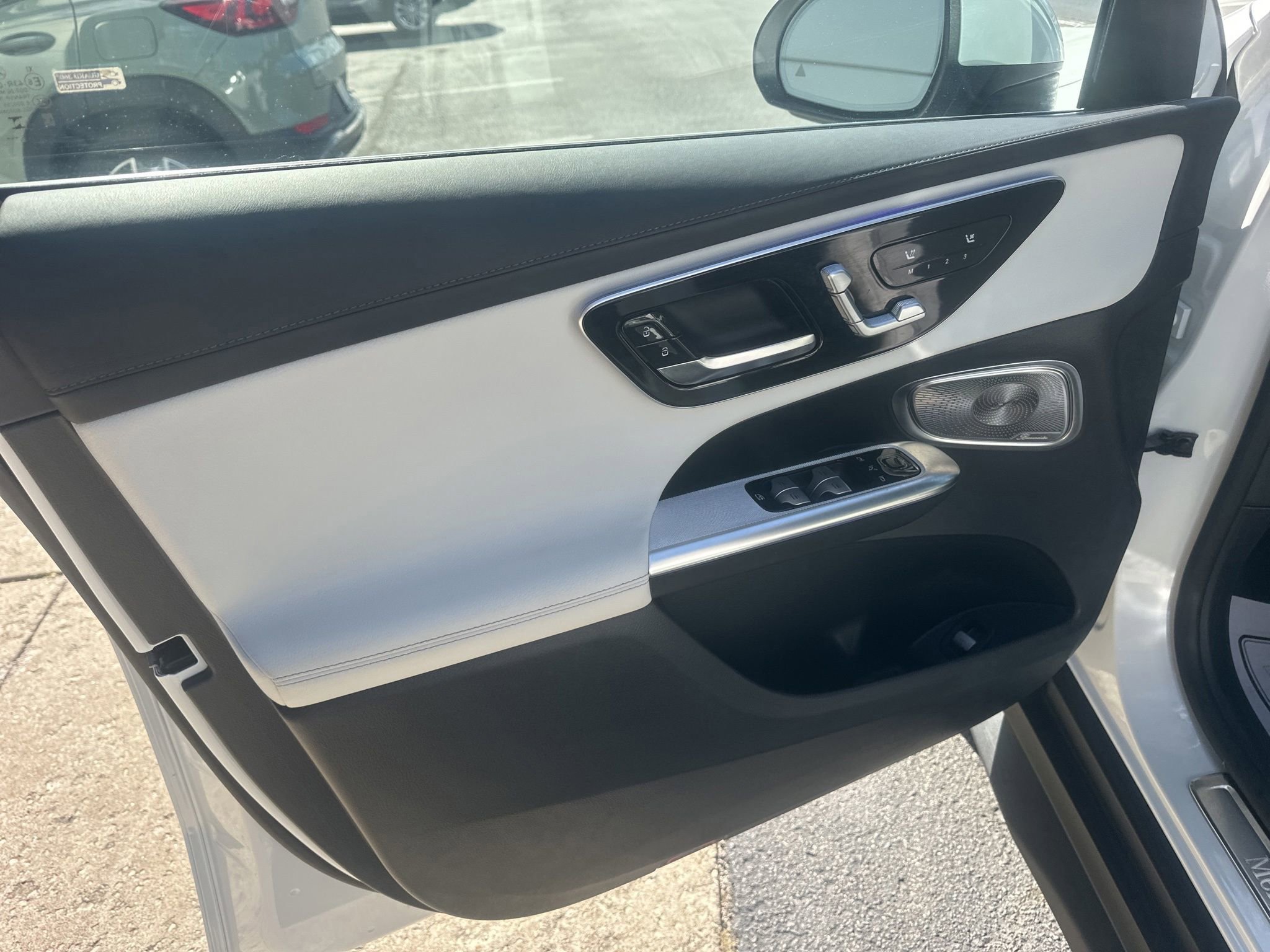 Used 2025 Mercedes-Benz GLC 300 4MATIC image 25