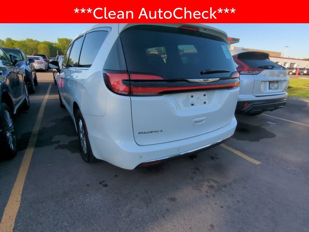 Used 2024 Chrysler Pacifica Touring FWD image 4