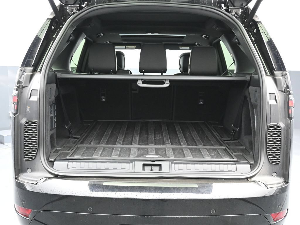 Used 2024 Land Rover Discovery Dynamic SE AWD/4WD image 19