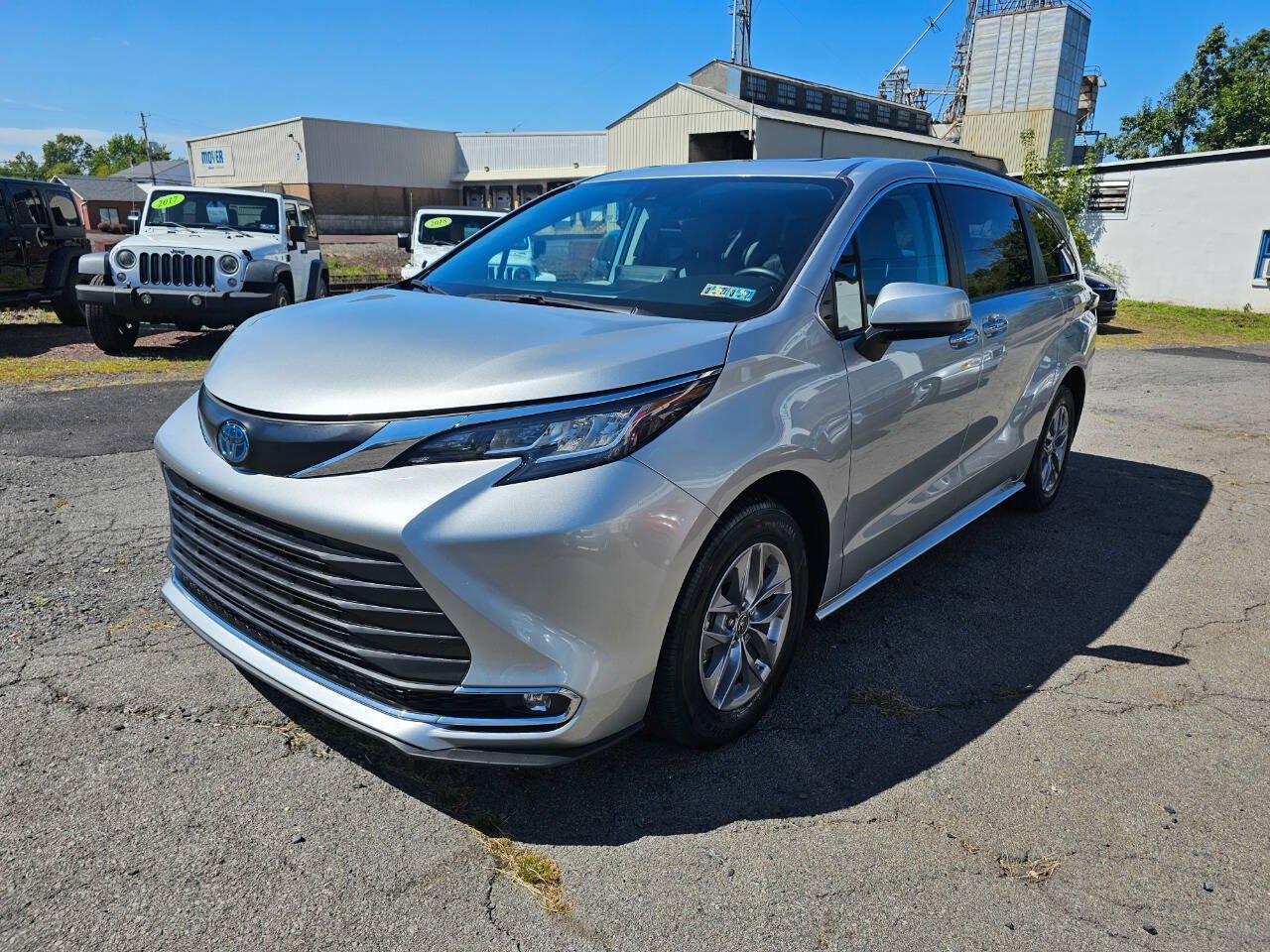 Used 2023 Toyota Sienna XLE FWD image 3