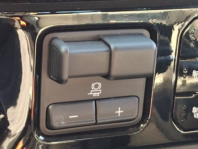Used 2022 Chevrolet Silverado 1500 LTZ w/ LTZ Convenience Package II AWD/4WD image 18