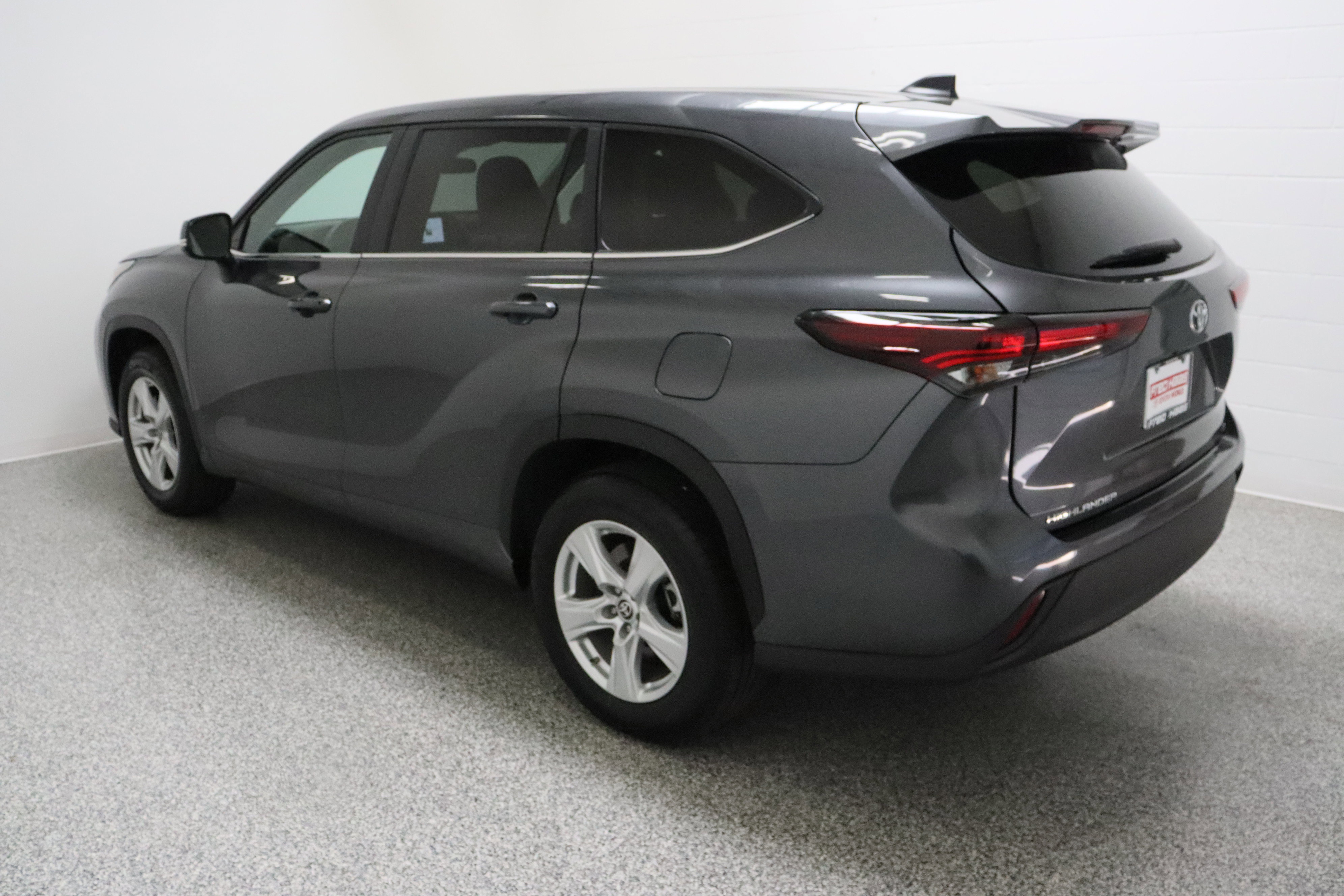Used 2025 Toyota Highlander LE FWD image 9