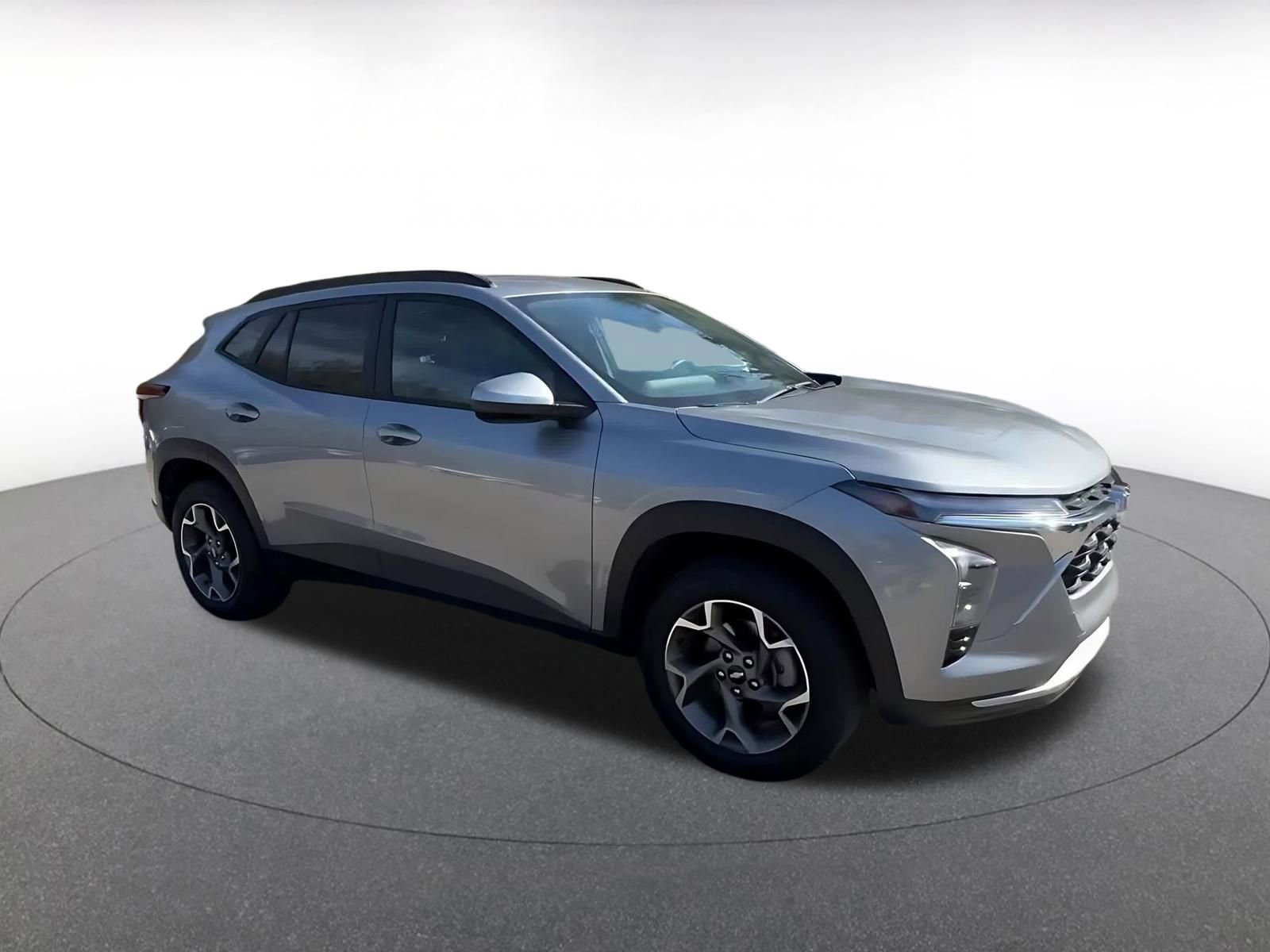 Used 2025 Chevrolet Trax LT w/ LT Convenience Package image 2