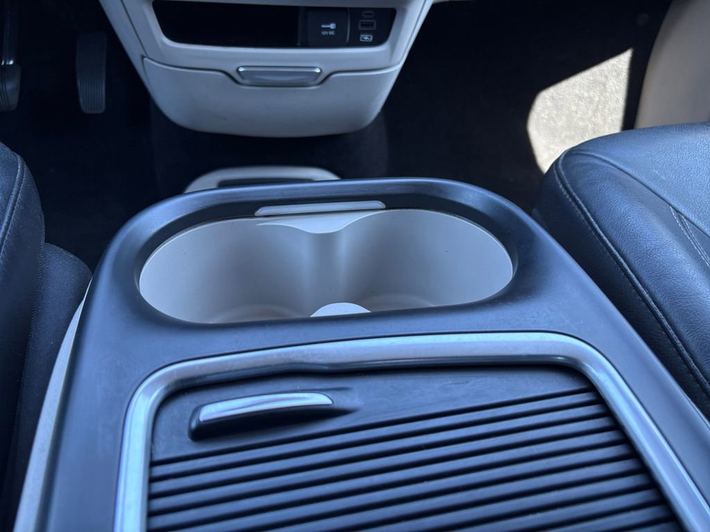 Used 2023 Chrysler Pacifica Touring-L FWD image 12