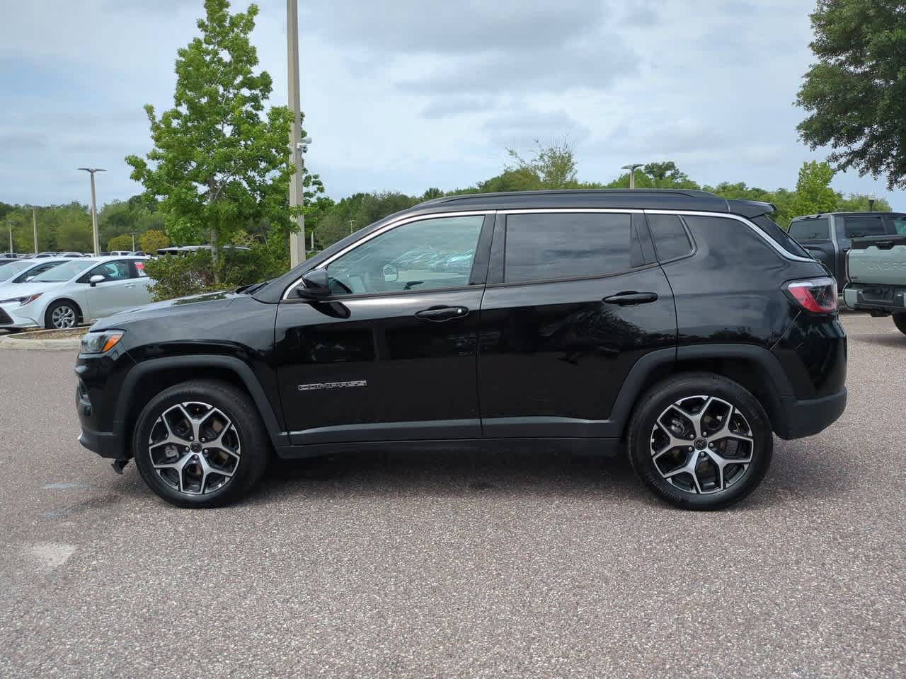 Used 2025 Jeep Compass Limited AWD/4WD image 3