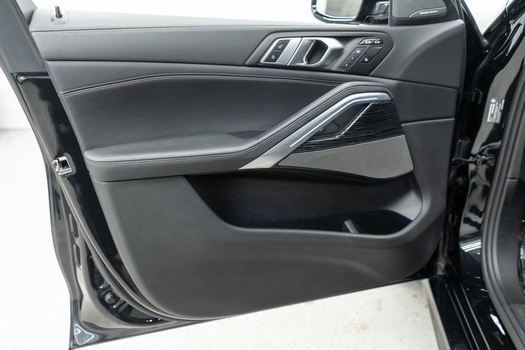 Used 2025 BMW X6 xDrive40i w/ Climate Comfort Package image 16