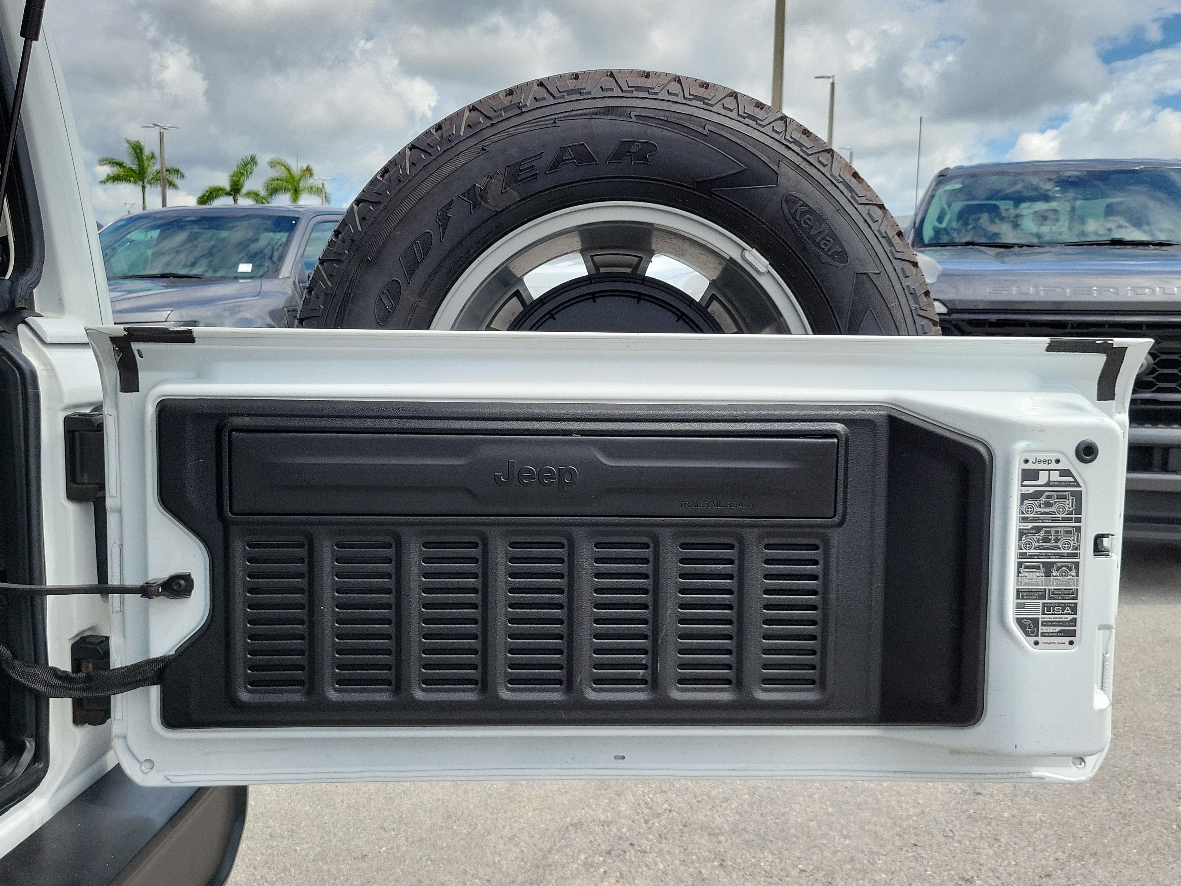Used 2023 Jeep Wrangler Unlimited Sahara AWD/4WD image 15